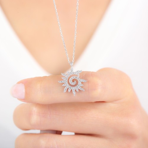 damski srebrny naszyjnik słoneczny amulet z hipnotyzującą spiralą w centrum słońce senka srebro 925