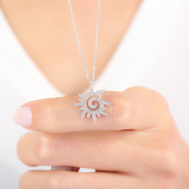 damski srebrny naszyjnik słoneczny amulet z hipnotyzującą spiralą w centrum słońce senka srebro 925