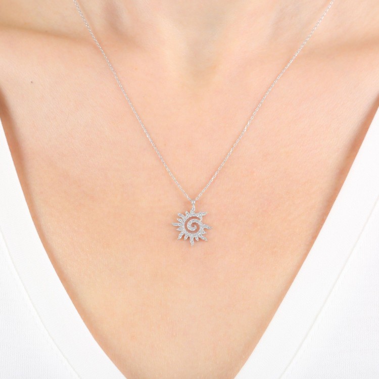 damski srebrny naszyjnik słoneczny amulet z hipnotyzującą spiralą w centrum słońce senka srebro 925