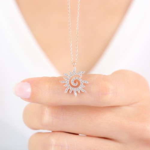 damski srebrny naszyjnik słoneczny amulet z hipnotyzującą spiralą w centrum, otoczony subtelnie lśniącymi kamieniami senka srebro 925
