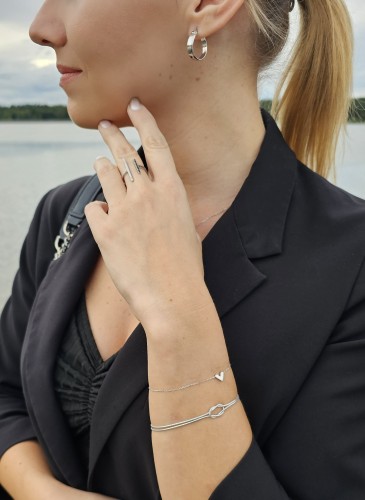 Bransoletka Axis zachwyca prostotą i znaczeniem. Dwa delikatne łańcuszki splecione w elegancki węzeł tworzą symbol połączenia, harmonii i siły relacji. Srebro Senka